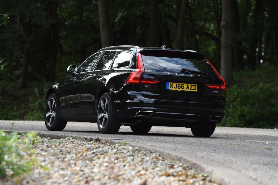  Volvo V90 D4 R-Deisgn 2017 года  (UK) (фото 37 из 40)